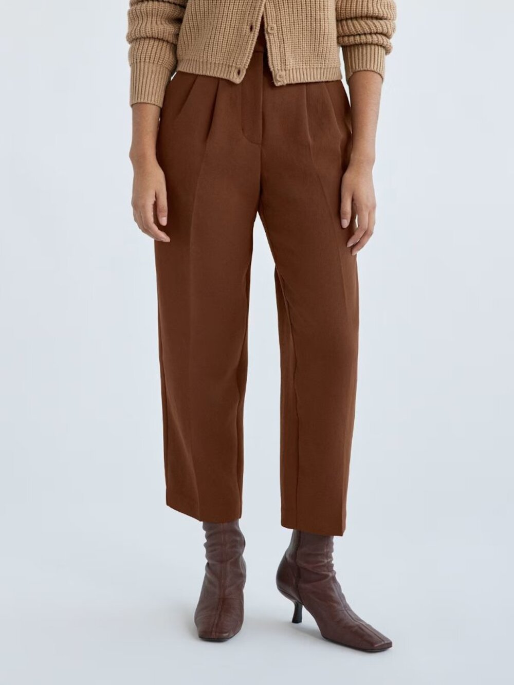 Aritzia Carrot Pant. Size 10 SHORT. NWT.